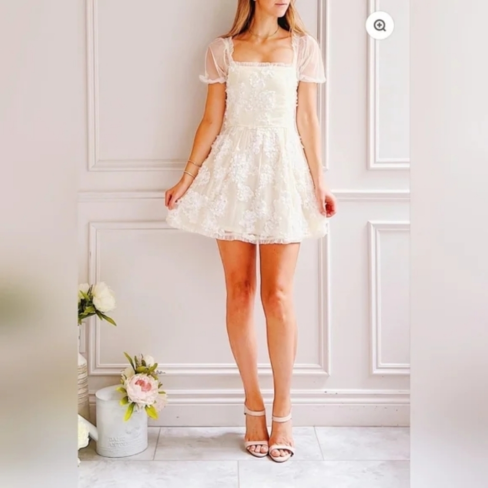 NWT Storia Ivory Floral Aplique Mini Dress